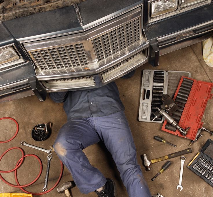 carro antigo em reparo